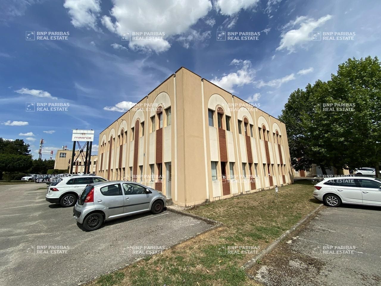 77 m² pour ce bureaux en location à Dijon