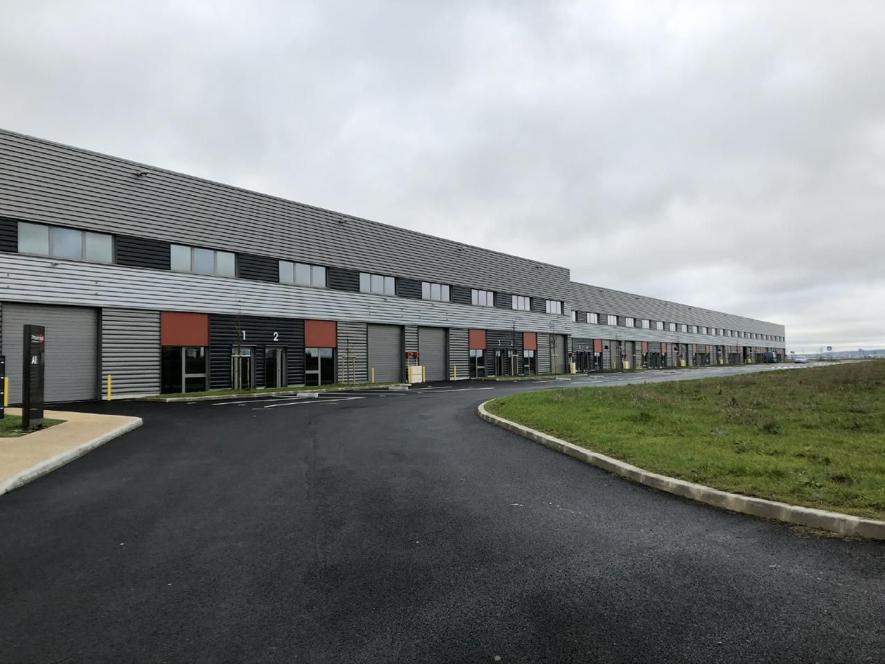 Location PME-PMI 1480 m² divisibles 95500 Le thillay