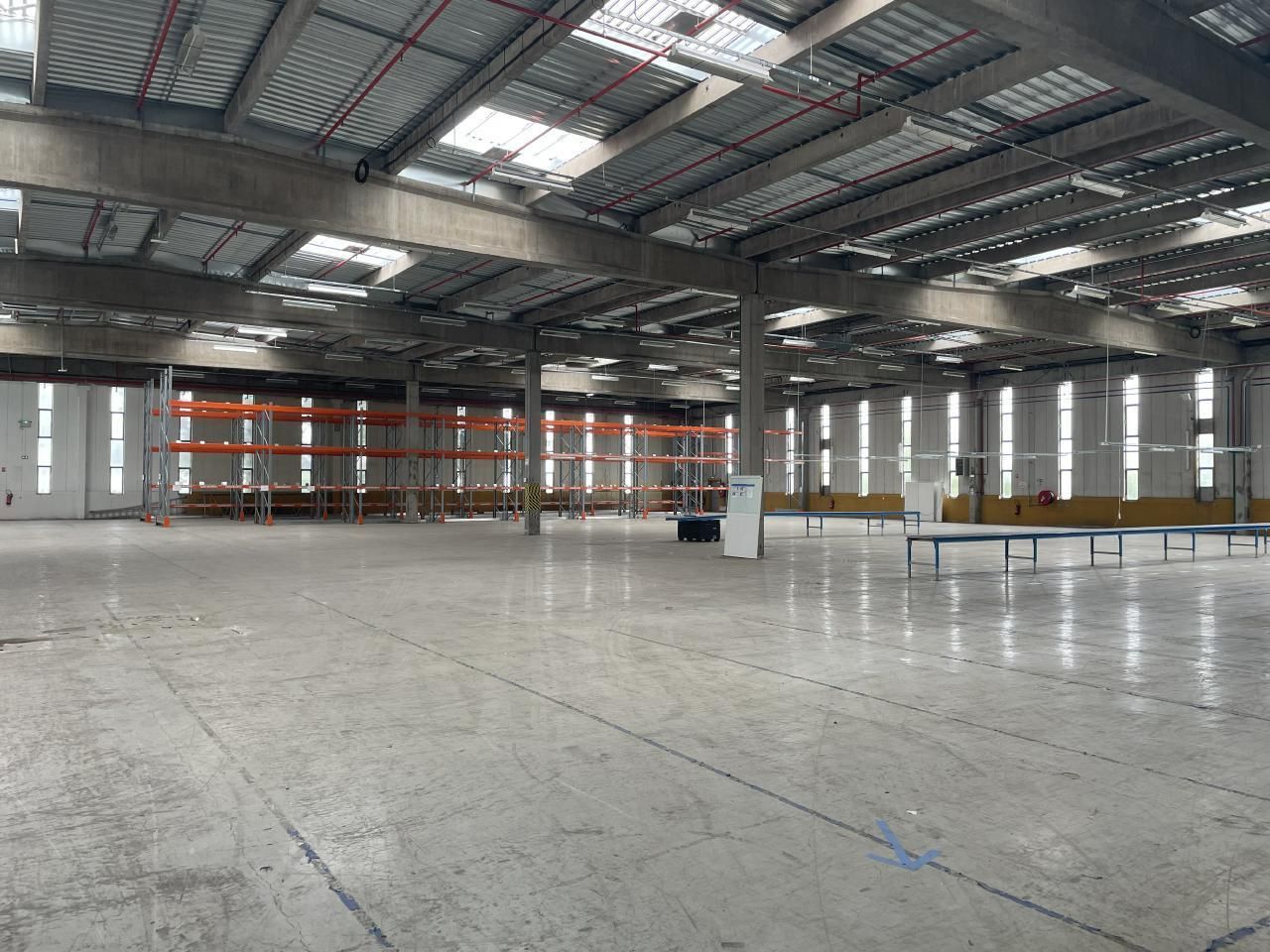 9242 m² pour cetentrepôts classe b en location à Toufflers