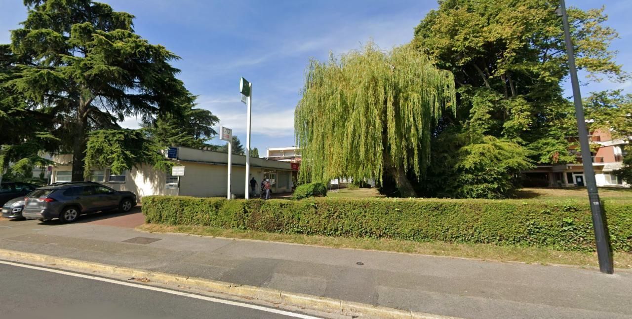 196 m² pour ce local commercial en vente à Louvres