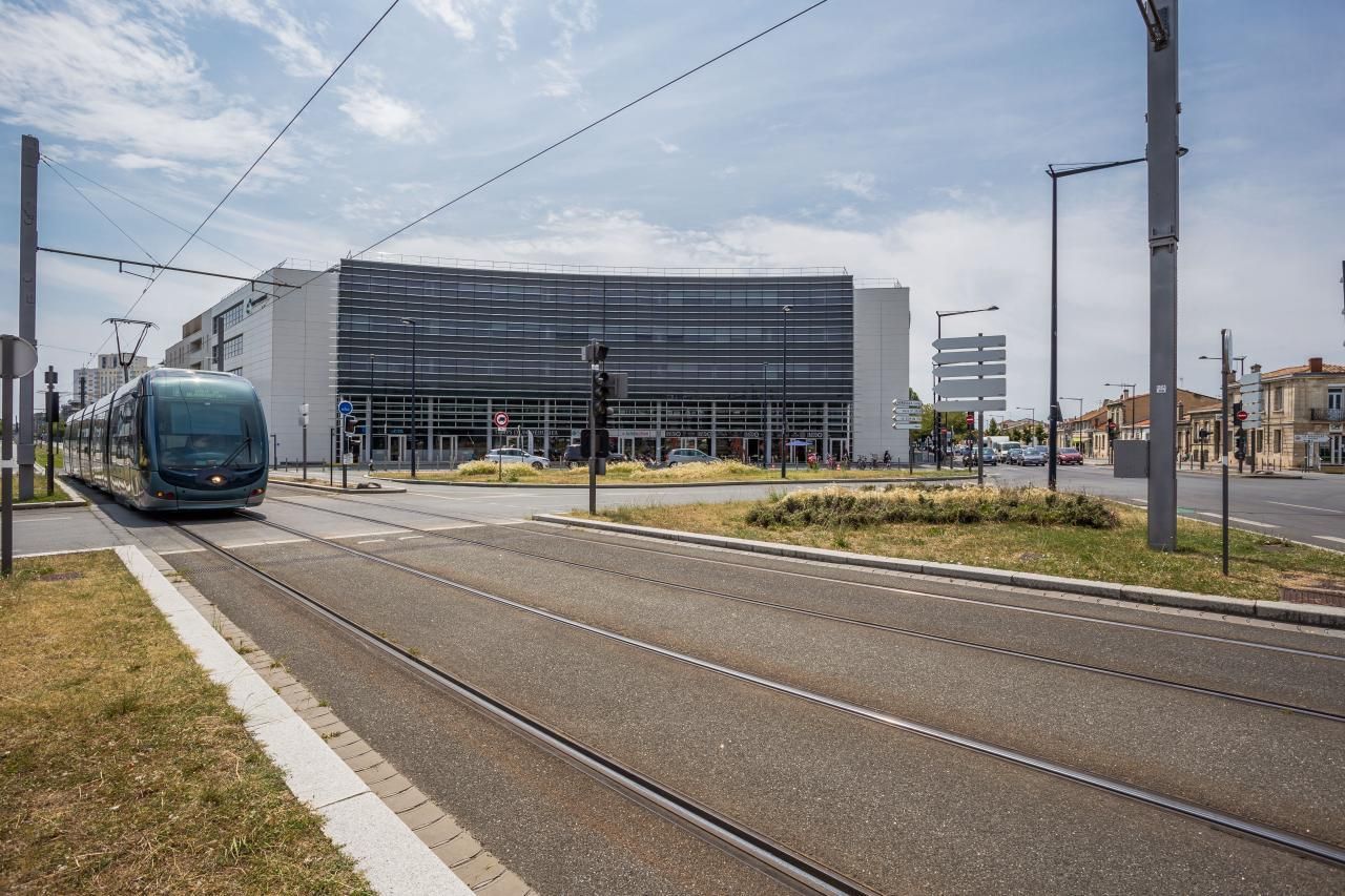 Location Bureaux 830 m² non divisibles 33300 Bordeaux