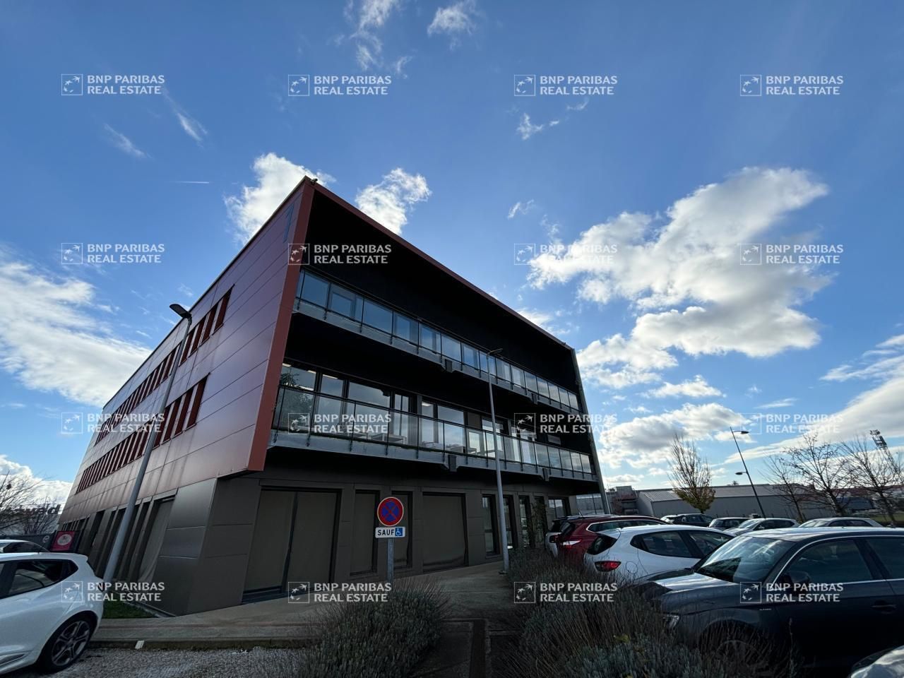 175 m² pour ce bureaux en location à Beynost