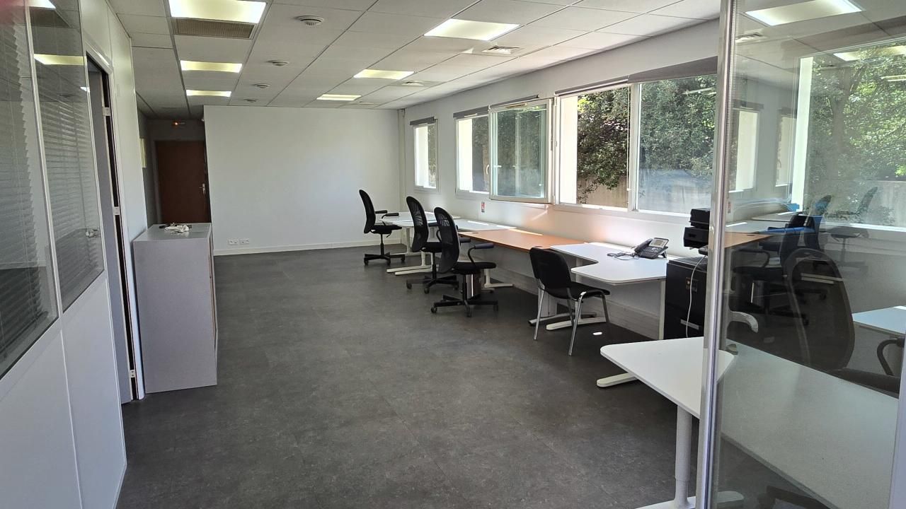 126 m² pour ce bureaux en location à Gémenos