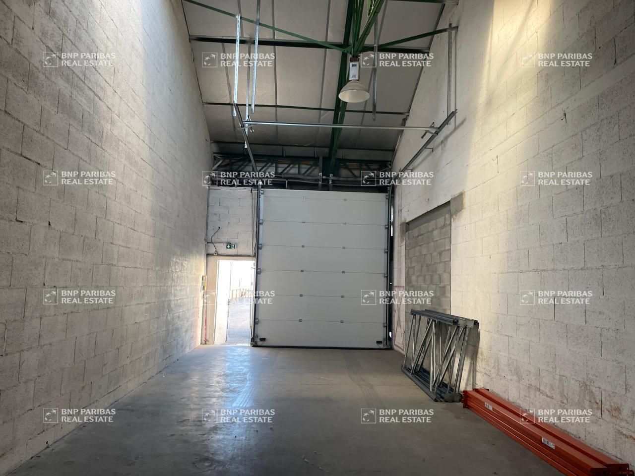 1351 m² pour ce activité en location à Vénissieux