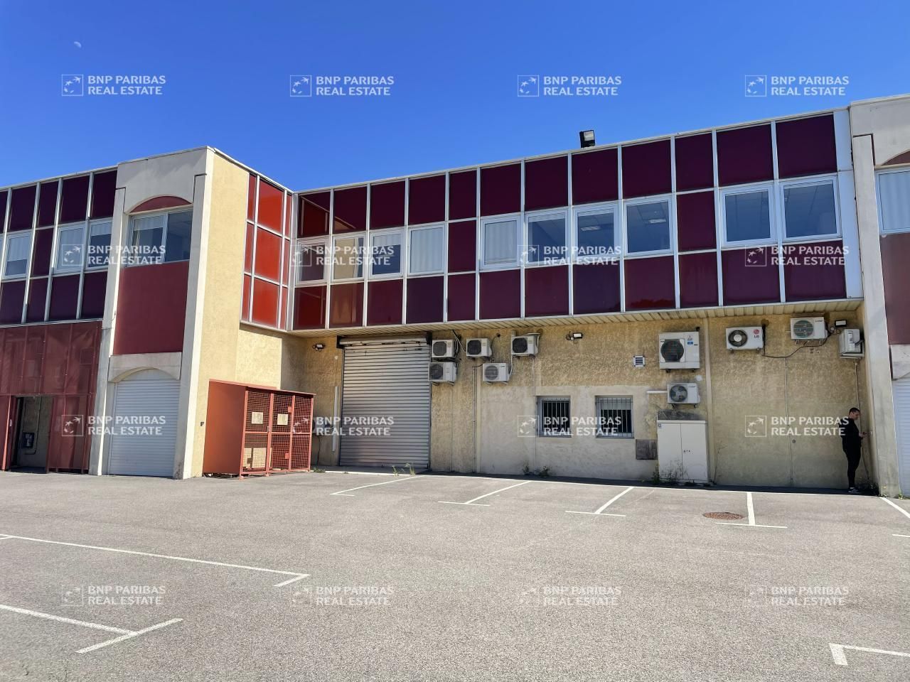 1125 m² pour ce mixtes en location à Les milles