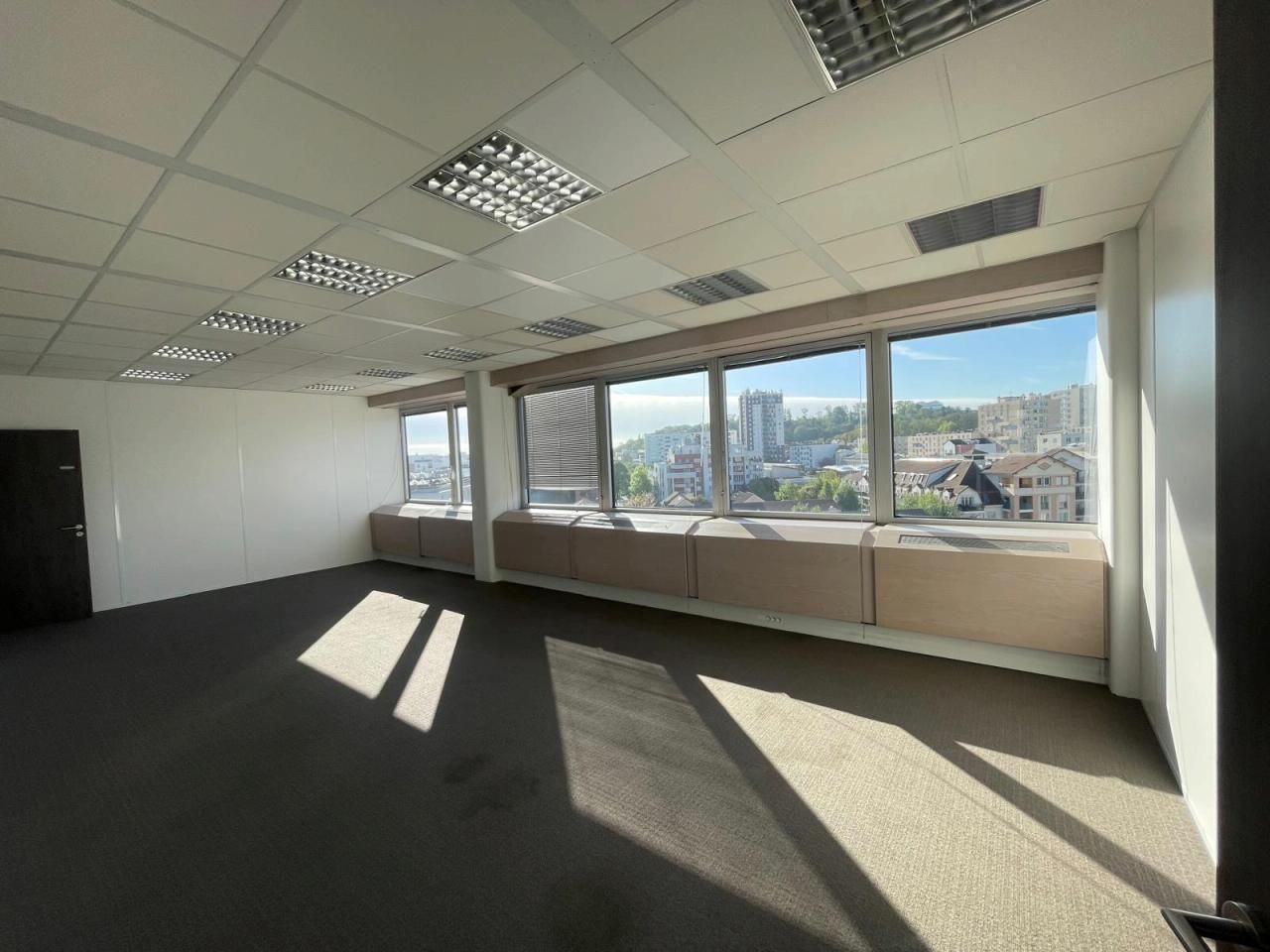 2938 m² pour ce bureaux en location à Romainville