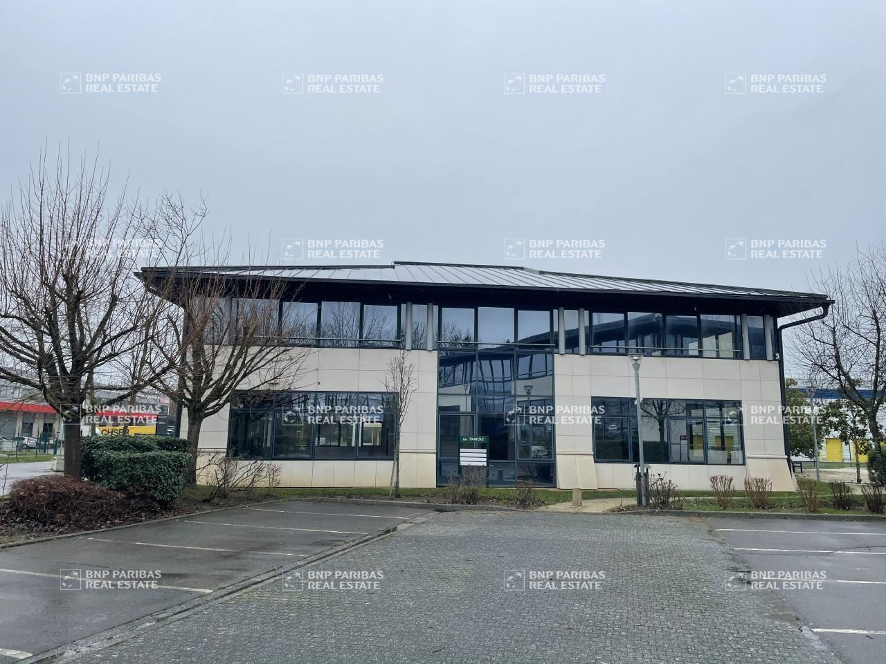 1340 m² pour ce bureaux en location à Trappes