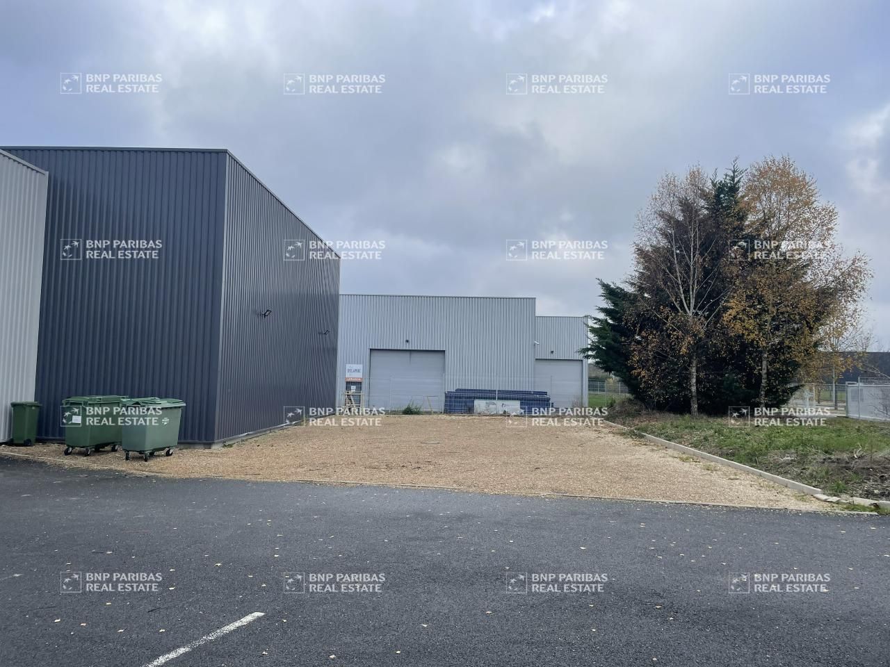 650 m² pour ce activité en location à Semoy