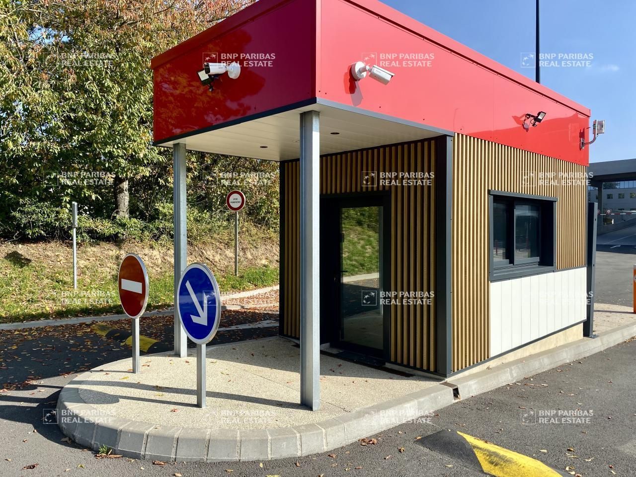 542 m² pour ce activité en location à Élancourt