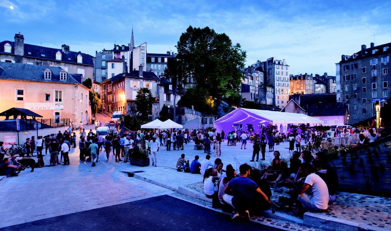 1362 m² pour ce local commercial en location à Pau