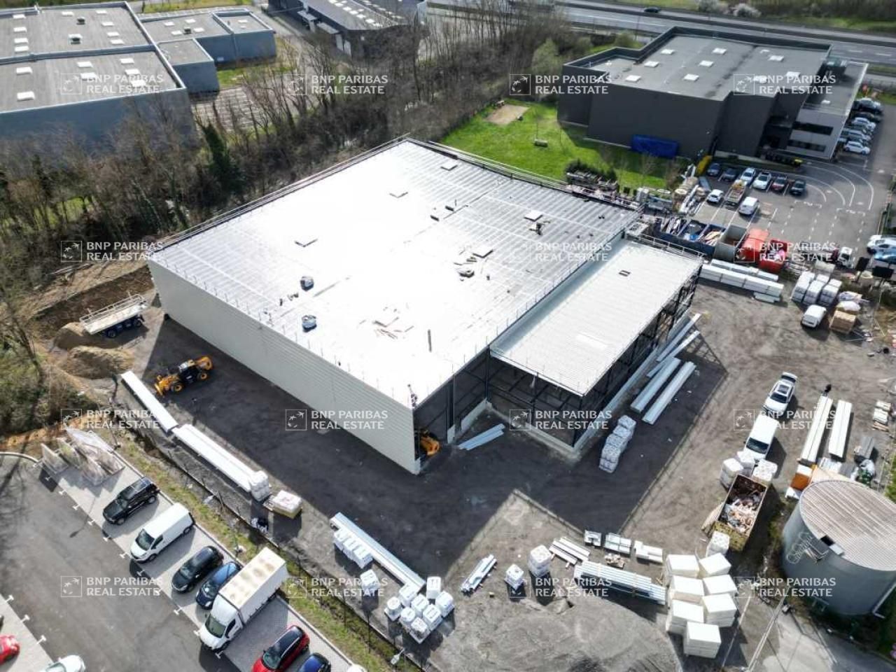 894 m² pour ce activité en location à Miribel