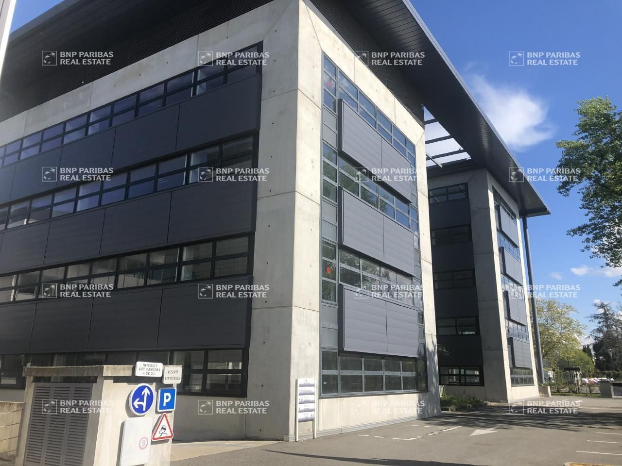 2451 m² pour ce bureaux en location à Blagnac