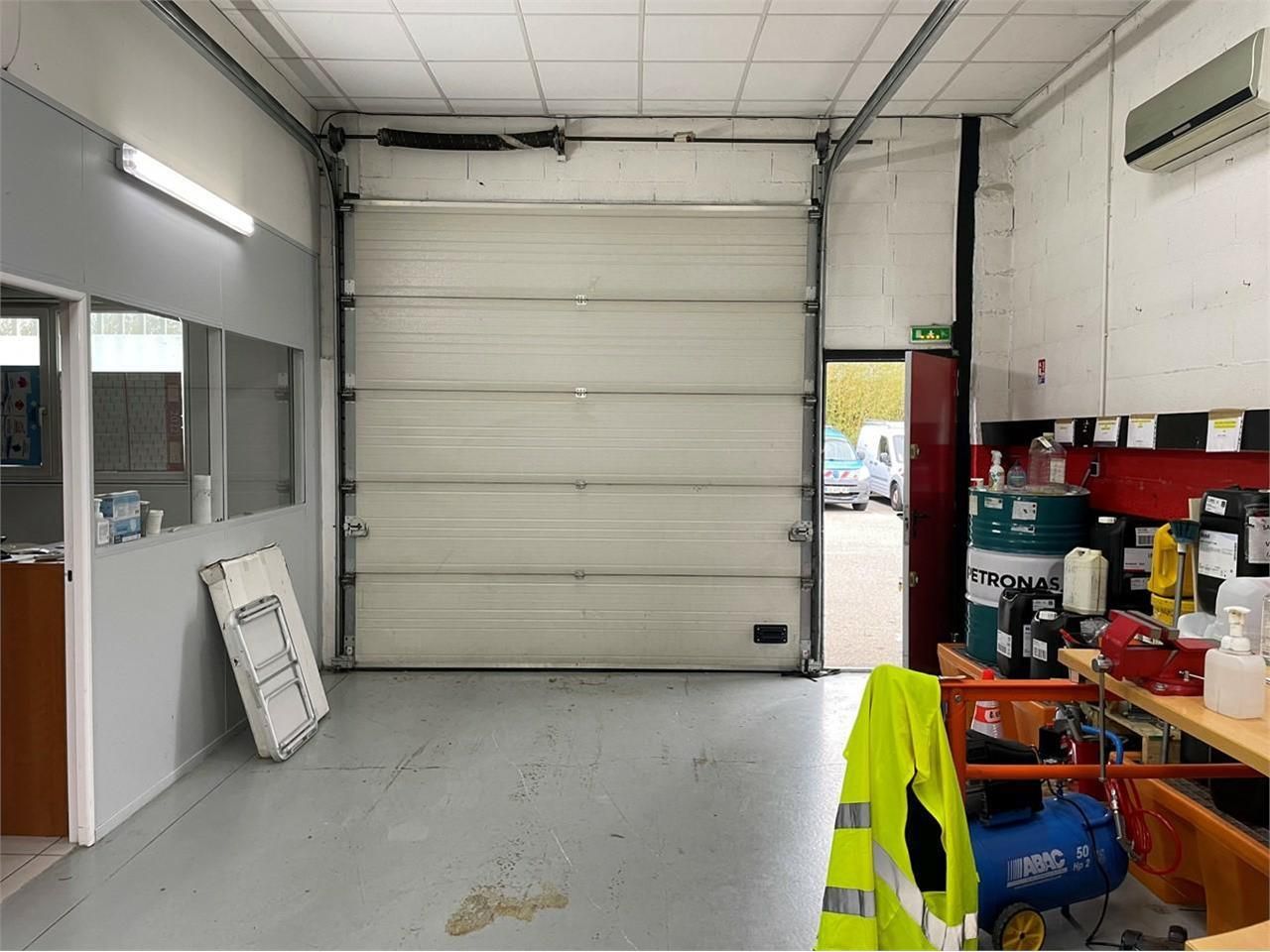 721 m² pour ce activité en location à Vénissieux