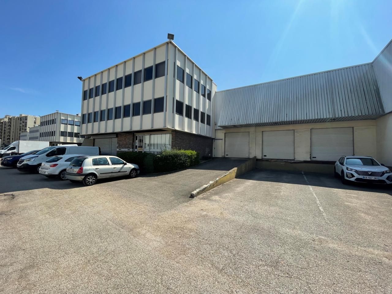 930 m² pour ce pme-pmi en location à L hay les roses