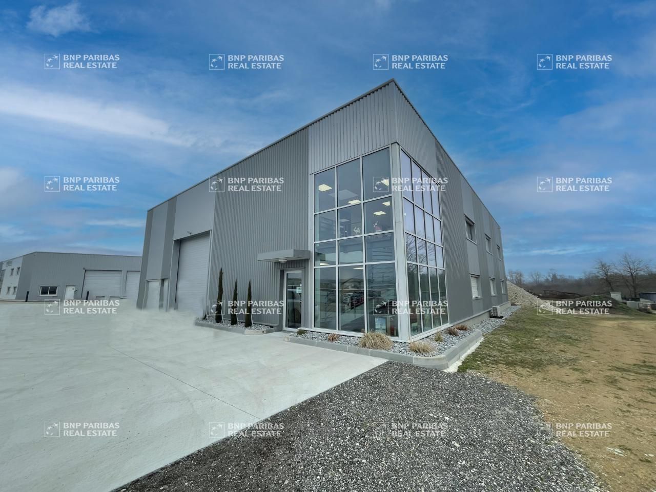 620 m² pour ce activité en location à Vourles