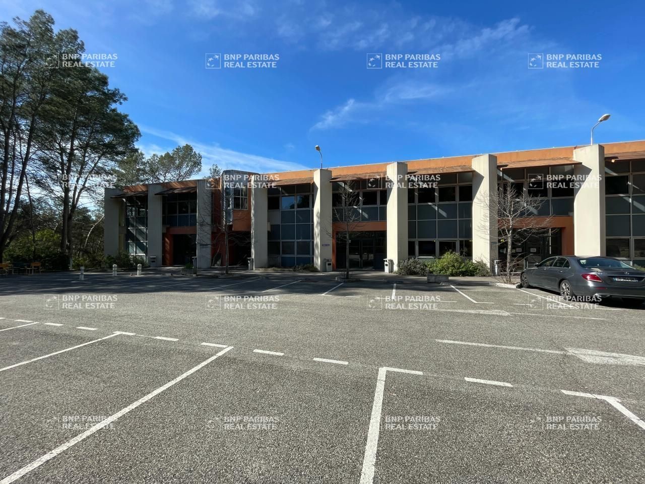 Location Mixtes 2352 m² non divisibles 06560 Valbonne