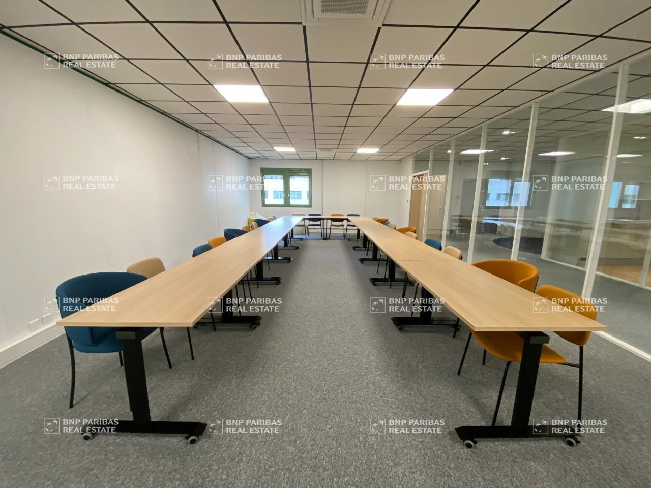 1636 m² pour ce bureaux en location à Lisses
