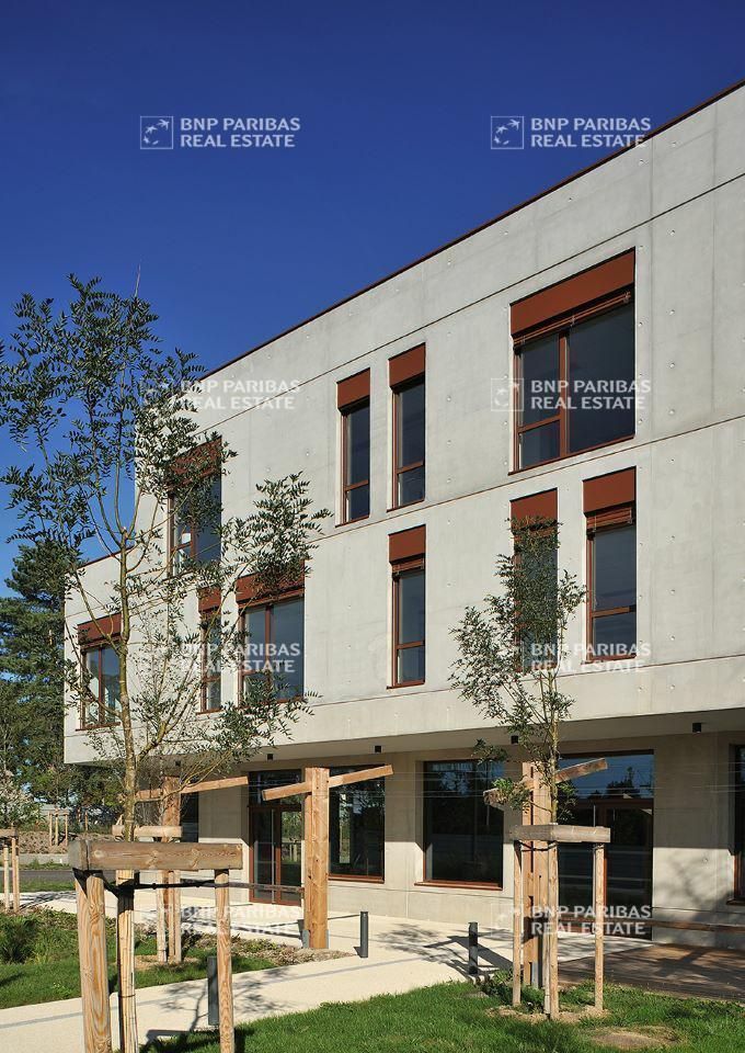 861 m² pour ce bureaux en vente à Bron