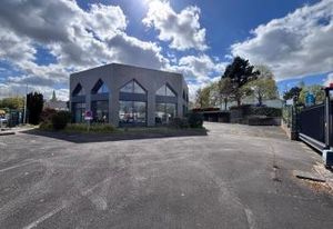 Location local d'activité Bouguenais - Showroom vitré et accès quai