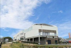 Location local commercial - 806 m²