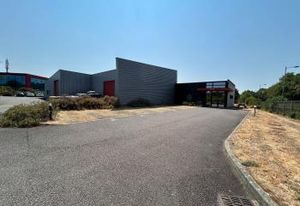 Location local d'activité Couëron - Portail électrique et parking