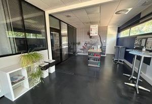 Location local d'activité Couëron - Portail électrique et parking