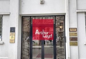 Location bureaux Grenoble centre - Tram Chavant en pied d'immeuble