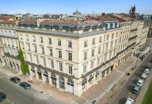 Location bureaux Bordeaux - Place des Quinconces, vue Garonne, tram et bus