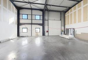Location local d'activité rénové Saint-Priest - Hauteur 7,5 m