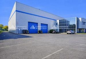 Vente bâtiment d'activités Le Plessis-Pâté - 3 portes sectionnelles 5x4,5 m