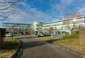 Bureaux à louer Voisins-le-Bretonneux - Parc arboré et plan d'eau
