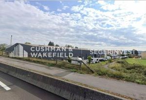 Location locaux d'activité Besançon - Porte sectionnelle 4x4 m