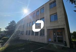 Vente bureaux à rénover à Champagne-au-Mont-d'Or, proche TECHLID et axes routiers