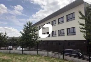 Location bureaux Chanteloup-les-Vignes, proche RER et SNCF, ascenseur et parking