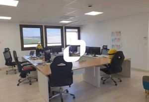 Location bureau Orgeval - Proximité bus, commerces et autoroutes A13 et A14
