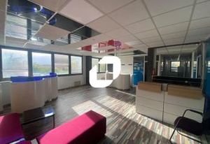 Location bureaux Osny - Proche transports et commerces