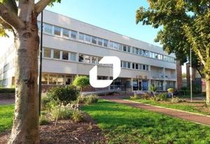 Location bureaux Maurepas centre-ville - Proche marché et accès PMR