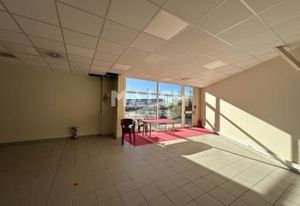 Locaux d'activité à louer Décines-Charpieu - Parc clos et sécurisé