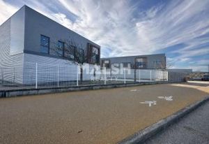 Locaux d'activités et bureaux à louer Vaulx-en-Velin - Parc sécurisé