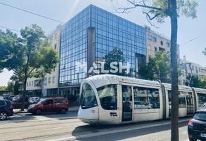Location bureaux Bron - Tram T2 et T5 devant l'immeuble