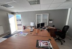 Bureaux avec stockage à louer Mézériat - Site clos et sécurisé