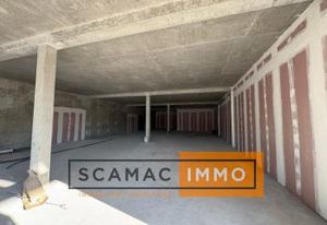 Location local commercial - 322 m²