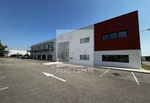 Location bureaux/local d'activité Saint-Priest - Parc paysagé et clos