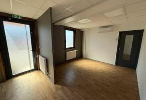 Locaux d'activités rénovés à louer Dardilly - Proximité A6 et transports