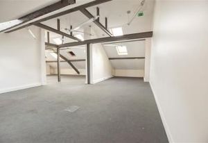 Bureau à louer Paris 8, proche métro Franklin D. Roosevelt, immeuble en pierre de taille