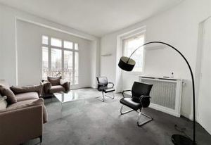 Location de bureaux à Paris 8, proche métro Miromesnil, dans immeuble haussmannien