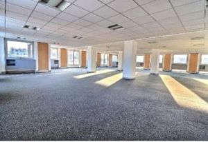 Location bureaux Paris 19, entre Métro Ourcq et Crimée, 125 places de parking