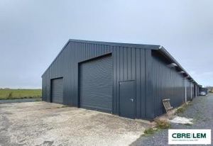 Location entrepôt Touffréville - Accès porte sectionnelle