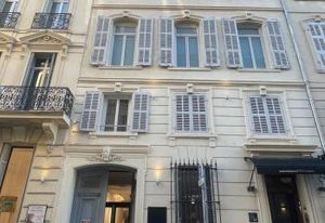 Location poste de coworking Marseille 6 - Proche bus, métro, tramway