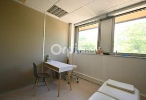 Bureaux à louer Bron - Accès PMR, ERP et bus ligne 26
